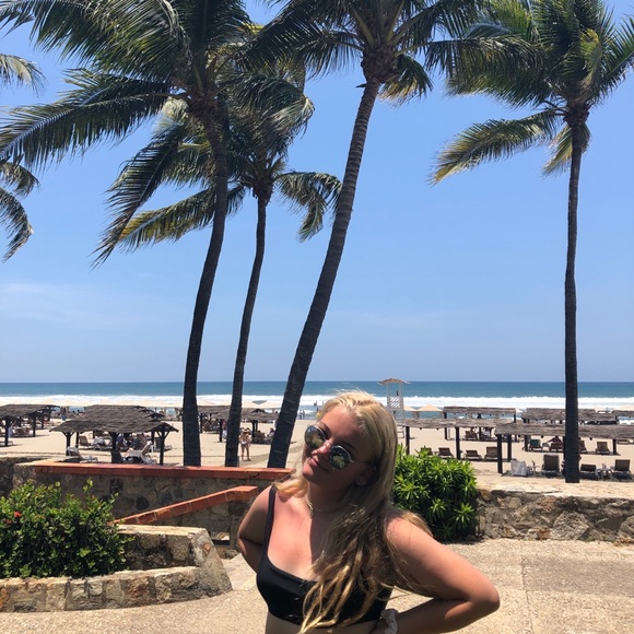 Meet your Posher, Caitlin - Picture 1 of 1